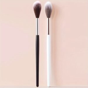 Radiance Revealed Series: Exclusive Tapered Highlighter Brush