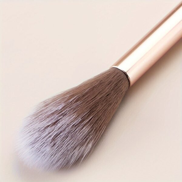 Radiance Revealed Series: Exclusive Tapered Highlighter Brush