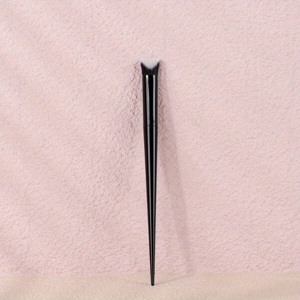 Professional Detail Concealer Brush: Ideal for Face Makeup Application
