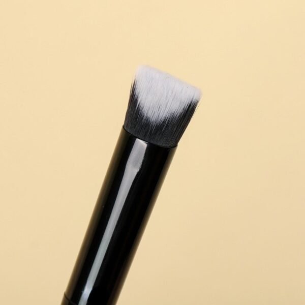 Professional Detail Concealer Brush: Ideal for Face Makeup Application