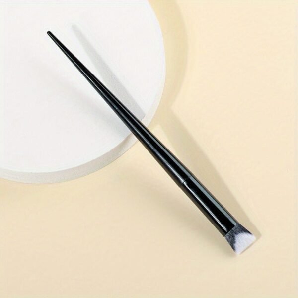 Professional Detail Concealer Brush: Ideal for Face Makeup Application