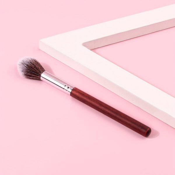 Premium Nylon Bristle Highlighter Brush: Natural and Sheer Finish