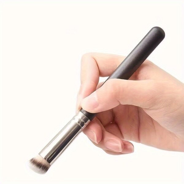 Flawless Concealer Series: Round Head Concealer Brush for a Natural, Seamless Finish