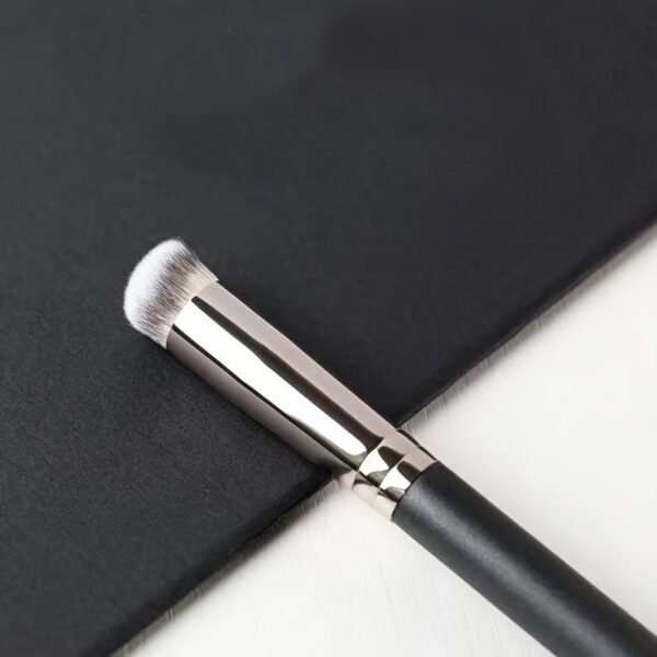 Flawless Concealer Series: Round Head Concealer Brush for a Natural, Seamless Finish