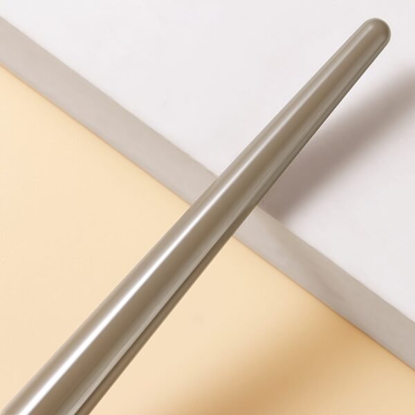 Premium Flame Design Highlighter Brush: Soft, Angled, Ideal for Daily and Professional Makeup