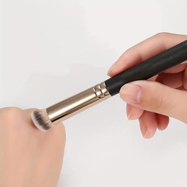 Flawless Concealer Series: Round Head Concealer Brush for a Natural, Seamless Finish